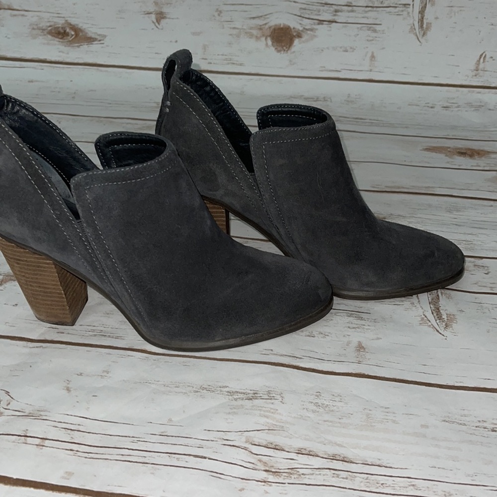 Vince Camuto Francia Suede Booties Women’s Size 9 Stacked Heel Pull On Gray - Picture 4 of 10